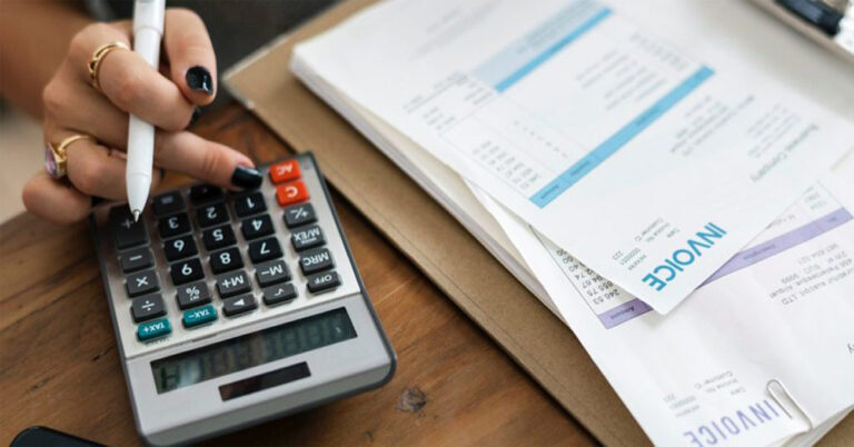 Why Manual Invoicing is a Thing of the Past (And How to Automate It Effectively)